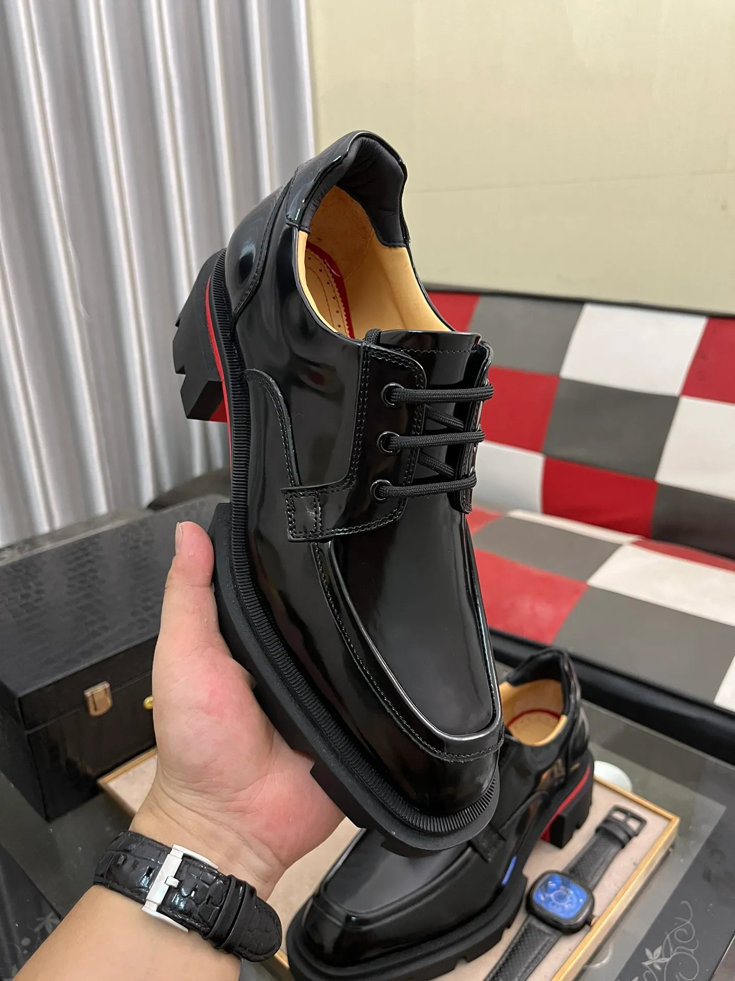 Men's shoes 💰820⌚️⌚️CL New formal leather shoes Christia* Loubouti* red-soled shoes GREGGO men's Oxford shoes Made of imported cowhide/glossy patent leather/stitched contrasting high silk suede. Three-section toe design. Iconic red outsole, the ultimate personalized shoe. Original color cowhide lining. Original Italian leather outsole; fine workmanship brings you a luxurious experience. With its neat silhouette and straightforwardness, GREGGO men's Oxford shoes are Oxford shoes born for city roaming. The elegant lines and classic silhouette exude eternal charm. The black patent leather material is exquisite and eye-catching, adding a sense of luxury to the overall look. The slender toe design is full of elegance, and matched with closed shoelaces of the same color, the sophistication is invisible. The slim sole design provides the shoes with a light foot feel, elegant steps, and a refined and elegant look. Shows outstanding texture.  Standard leather shoe size: 38-44